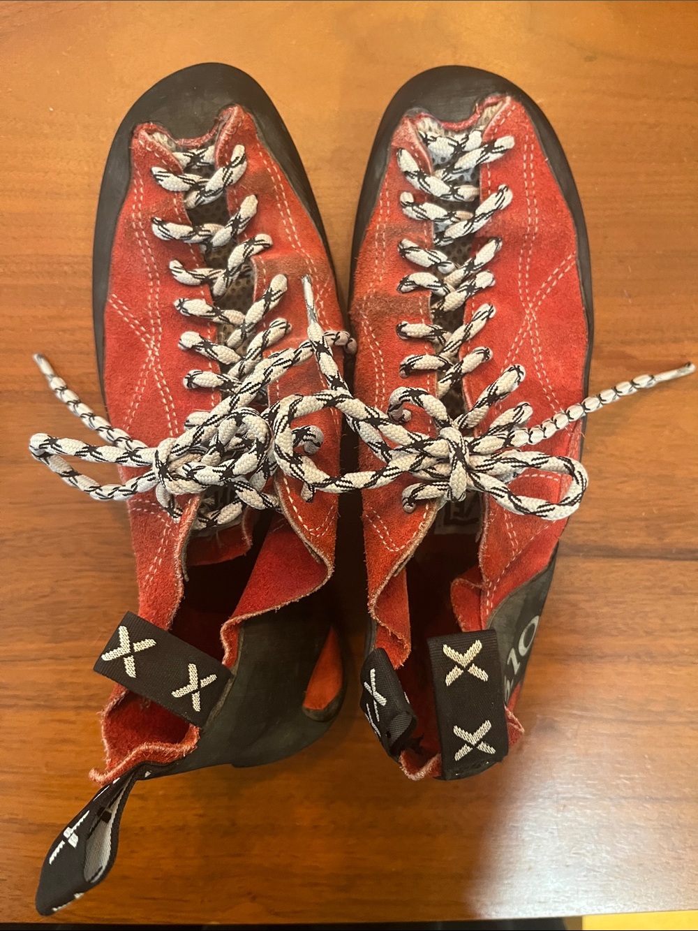 FIVE TEN 5.10 climbing shoes women’s size 8.5 Red Lace-Up Climbing Shoes